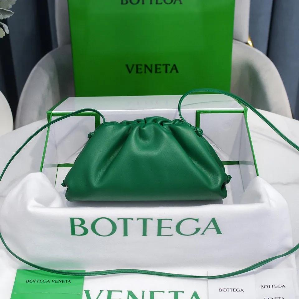 Batch 1120 Bottega Veneta cloud bag ☁️POUCH series, original plain calfskin, super low-key and attractive, soft and casual, major internet celebrity bloggers are crazy about calling it fashionable and classy, ​​lazy and intellectual, small size: 23*13*8 (small cloud plain) racing green